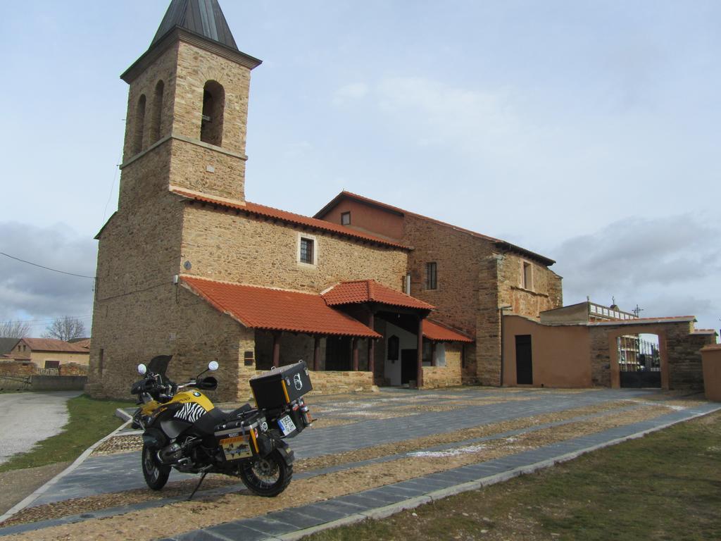 La Posada De Toribia Val De San Lorenzo Bagian luar foto